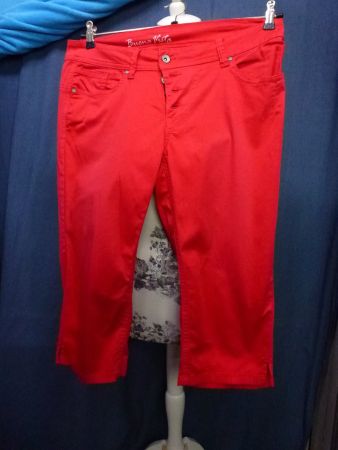 BUENA VISTA STRETCH CAPRI HOSE ROT KNÖPFE ZUM SCHLIESSEN M