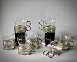 IITTALA, 7 TEEGLÄSER «TSAIKKA» MIT GRIFF UND ERSATZGLÄSER.