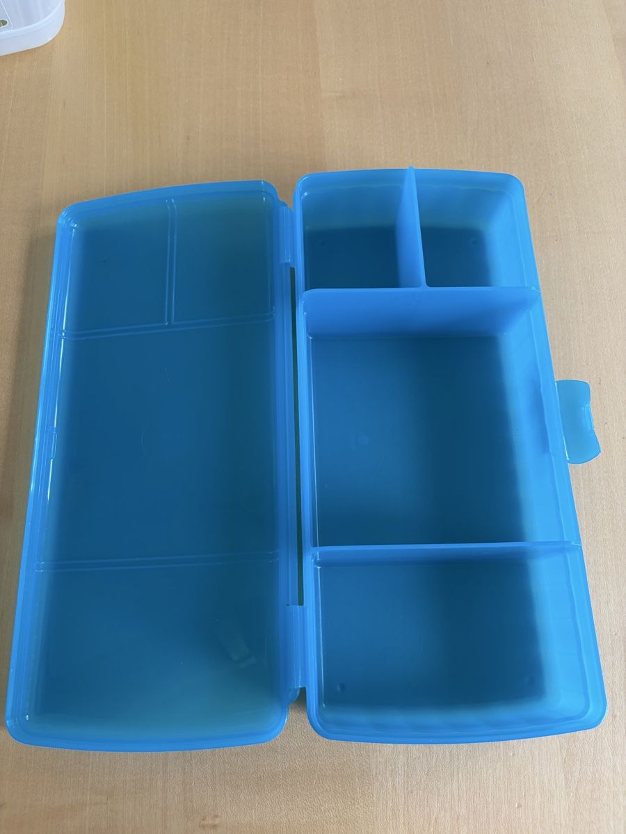Tupperware Recipients et similaires: Tupperwaredose blau mit 3 Fächern neuwertig – D'occasion à Herisau par spinn_chind