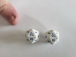 2x W20 metall Würfel D&D Dungeons and Dragons weiss wie neu