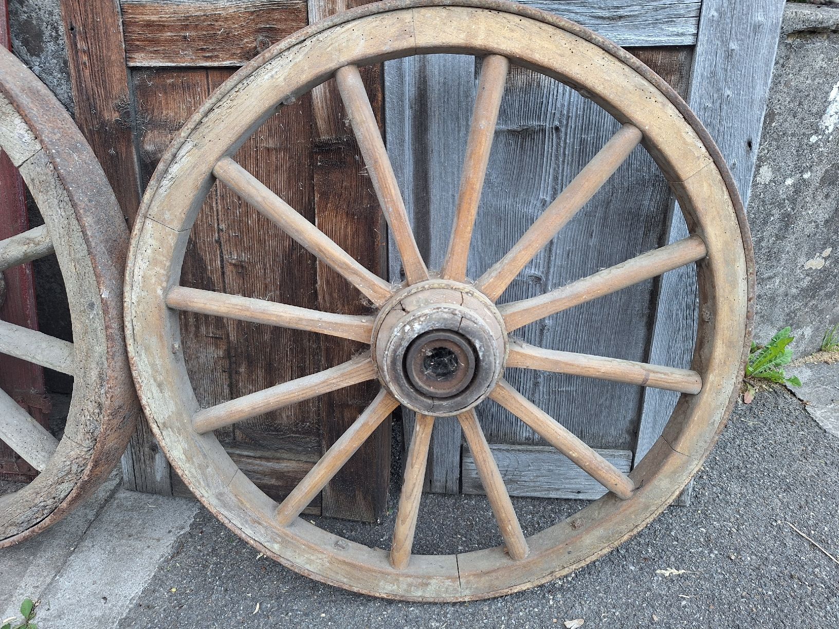 Tutte le decorazioni: Deko-Set: 2 Wagenräder und 3 Fensterladen – Usato da Affeltrangen venduto da Salz-Pfeffer 2