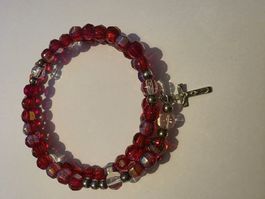 Elegantes Rosenkranz-Armband mit Kreuz, rot