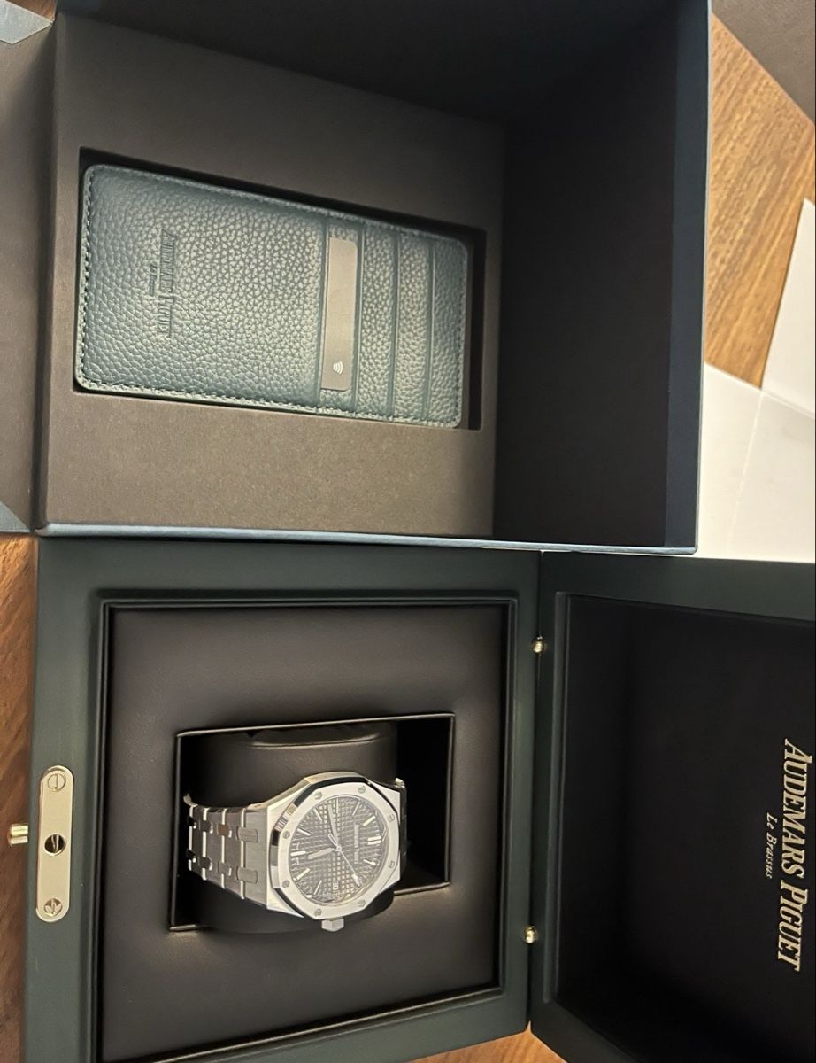 Audemars Piguet Uhren: Audemars Piguet Royal Oak UNWORN FULLSET – Neu und originalverpackt aus Basel von isa_9qrz 1