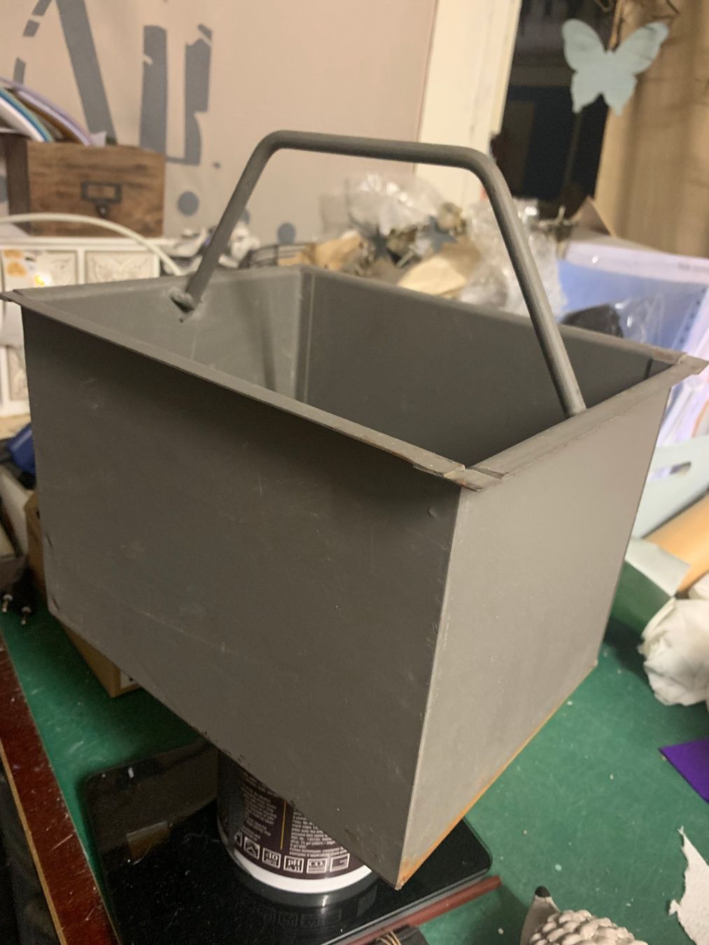 Transportkisten: Vintage Metall Tragebox mit Griff grau – Gebraucht aus St. Gallen von Miousch