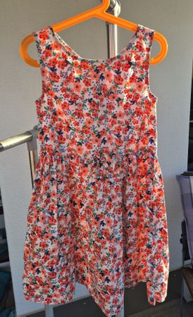 schönes sommerliches Blümchen Kleid, Gr. 140