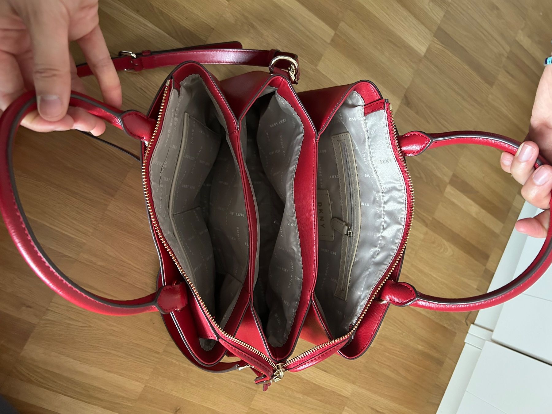DKNY Borse da donna: DKNY Red Leather Bag - 24x31cm - NEW – Nuovo e nell'imballaggio originale da St. Gallen venduto da dec_2jy6 2