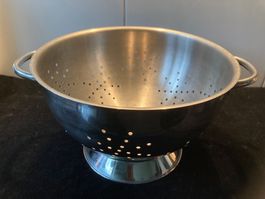 Löcher-Becken aus Chromstahl