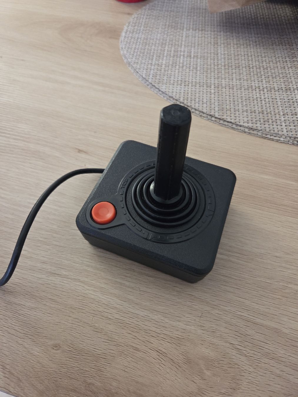 Atari Console: Joystick classique pour console de jeu rétro noir atari – Usato da Tramelan venduto da mic_5lzm