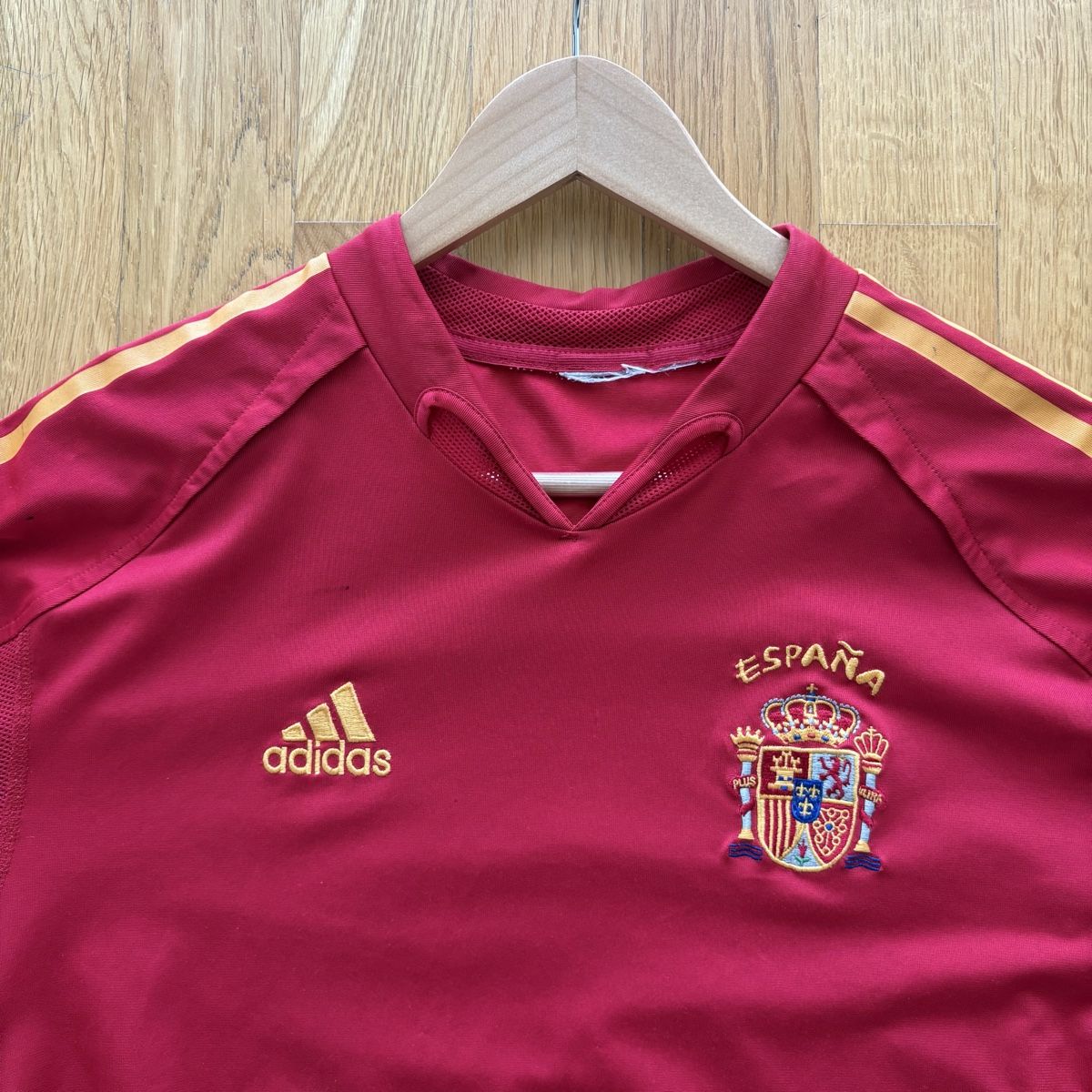 Adidas Leibchen & Hosen: Spanien Trikot Adidas 2004 – Gebraucht aus Winterthur von LaBodega 1
