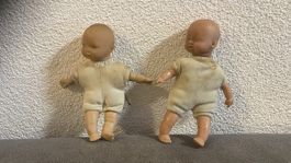 Antike Puppen mit Stoffkleidung verschmutzt 2 Stück