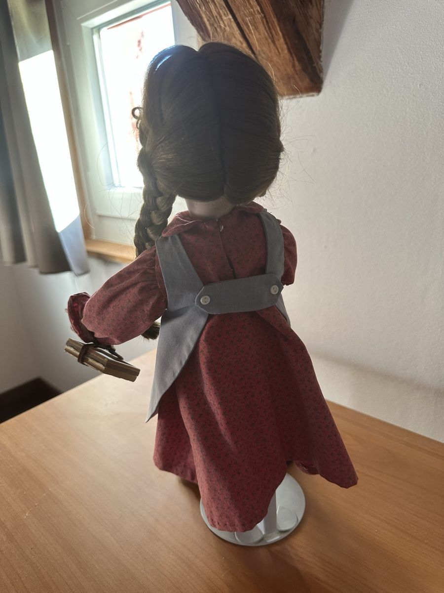 Bambole: Schöne Mädchenpuppe mit Schiefertafel – Usato da Mels venduto da _sabrina92 1