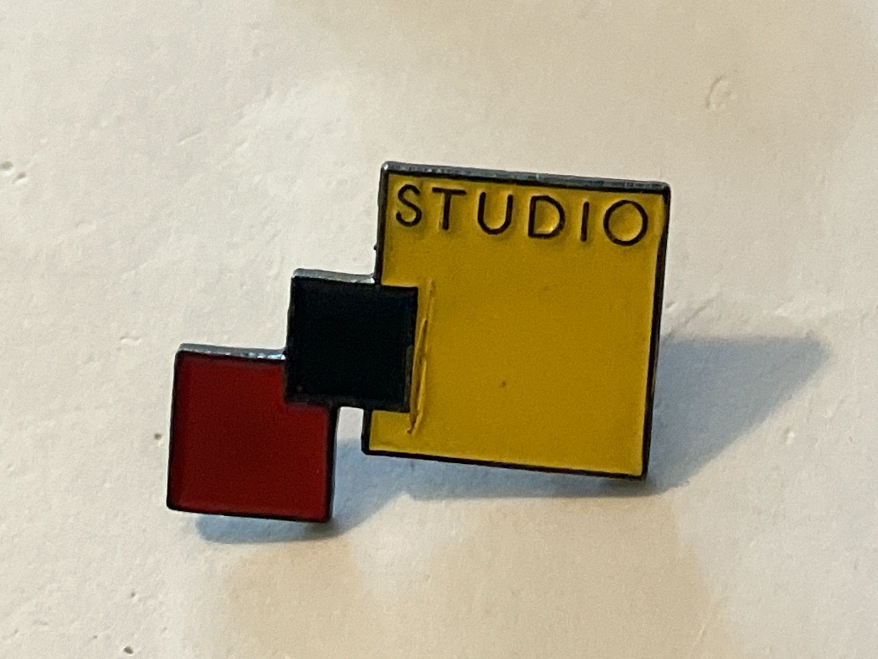 Placchette & Badge: 1 Pin Studio – Usato da Basel venduto da djwwpp