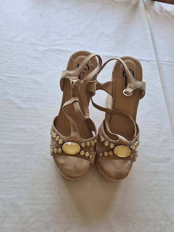 Scarpe da donna: sandales à talons pointure 39 – Usato da La Croix (Lutry) venduto da azzura01