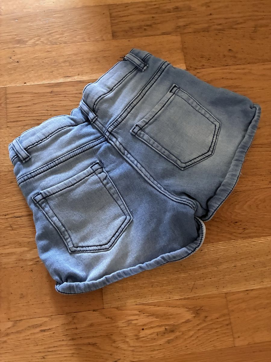 Pantalons: schöne Shorts Gr. 116 – D'occasion à richterswil par lunamarie001 1