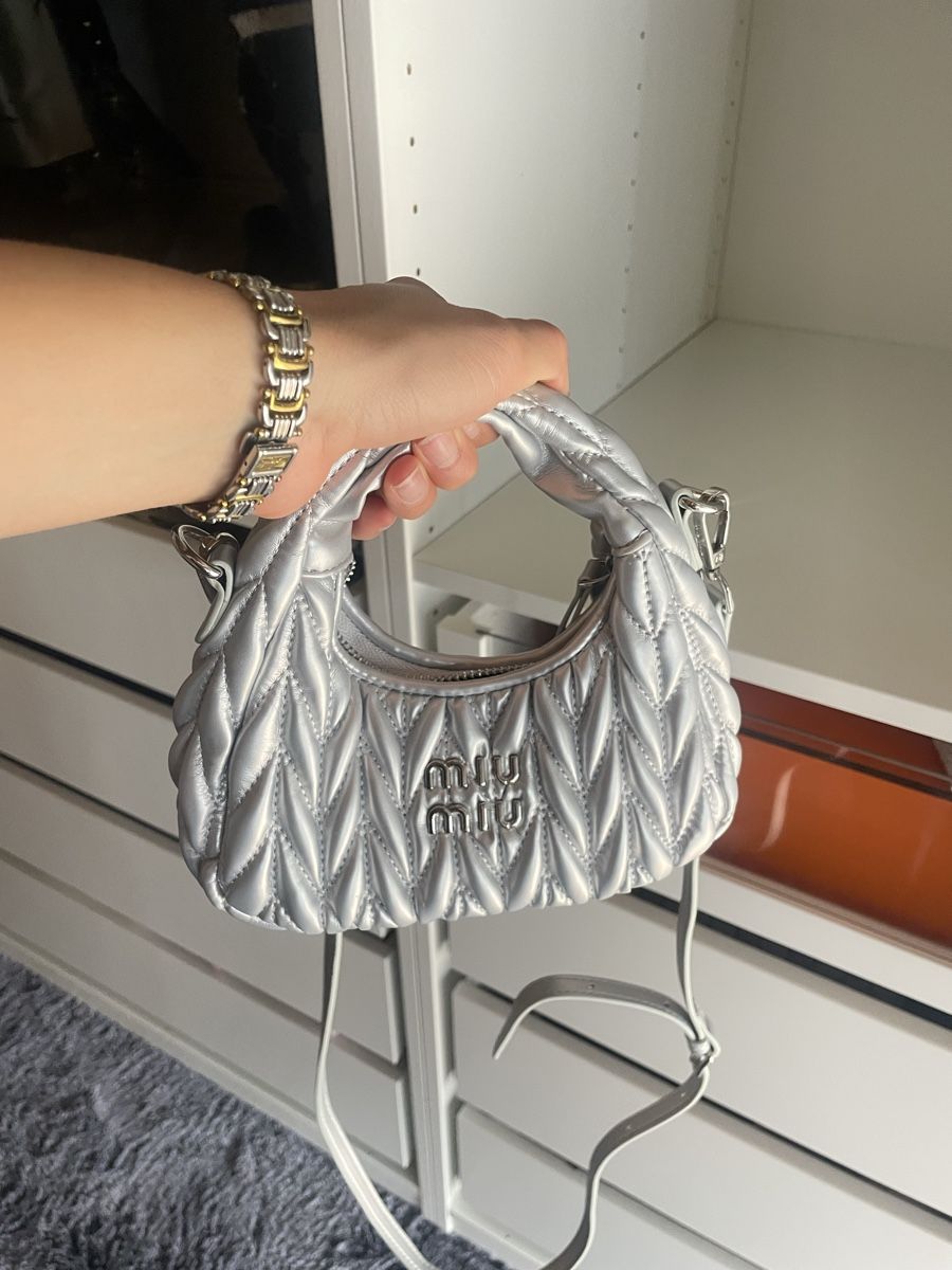 Miu Miu Taschen für Damen: Miu Miu Handtasche Silber klein – Gebraucht aus Rebstein von giu_hft9 6
