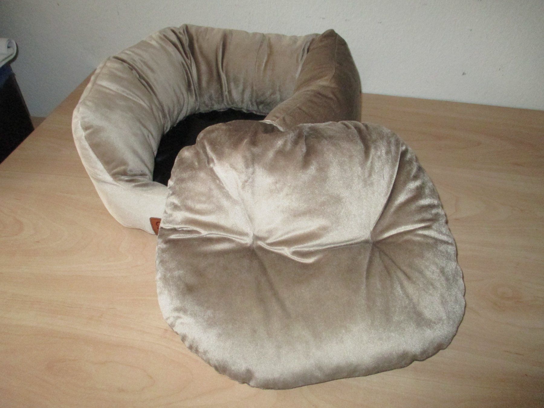 Cucce & Letti: Hunde Kuschelbett ca 40x40cm Neu – Nuovo (secondo la descrizione) da Winterthur venduto da katzen07 6