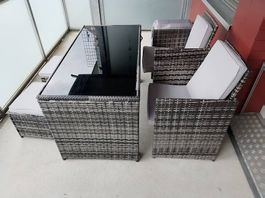 Balkontisch mit 2 Stühlen und 2 Beinstützen