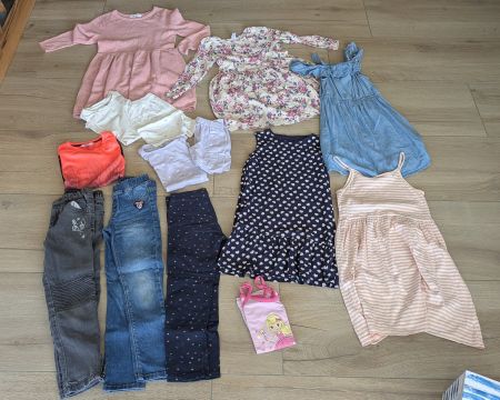 Mädchenkleider und Hosen Grösse 122/128