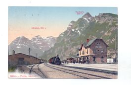 Näfels -Mollis mit dem Bahnhof und der Eisenbahn.