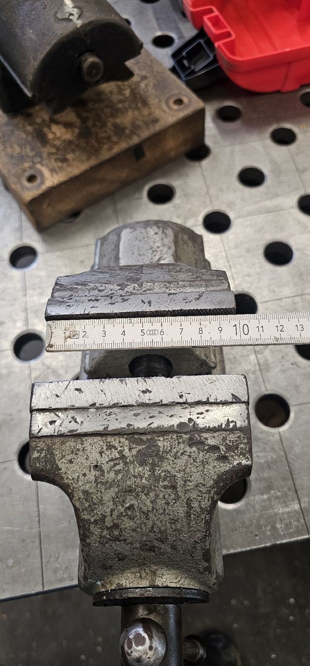 Gressel Tutti gli attrezzi: Gressel Schraubstock 100mm Backenbreite  – Usato da Emmenbrücke venduto da inf_l8yf 2