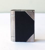 Altes Benzinfeuerzeug Buchform Metall Leder
