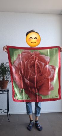 Tuch/Schal mit Rosenmotiv 100% Polyester 