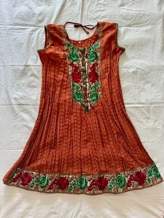 ORANGES KLEID IN DER GRÖSSE S