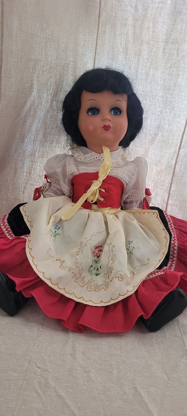 Puppen: Poupée folklorique vintage en costume. – Gebraucht aus Vevey von lba_dd82