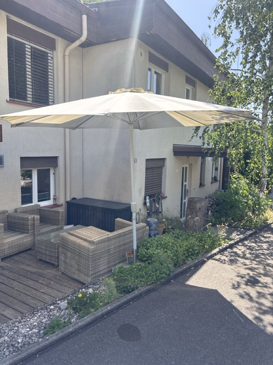 Sonnenschirme: Sonnenschirm mit Sockel – Gebraucht aus Oberkirch LU von Sure19