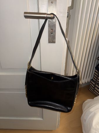 Lederhandtasche goldene Details