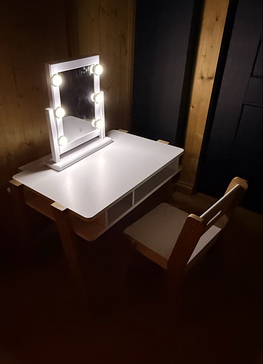Scrivanie: Bureau/coiffeuse pour enfants – Usato da Renan BE venduto da atila08 1