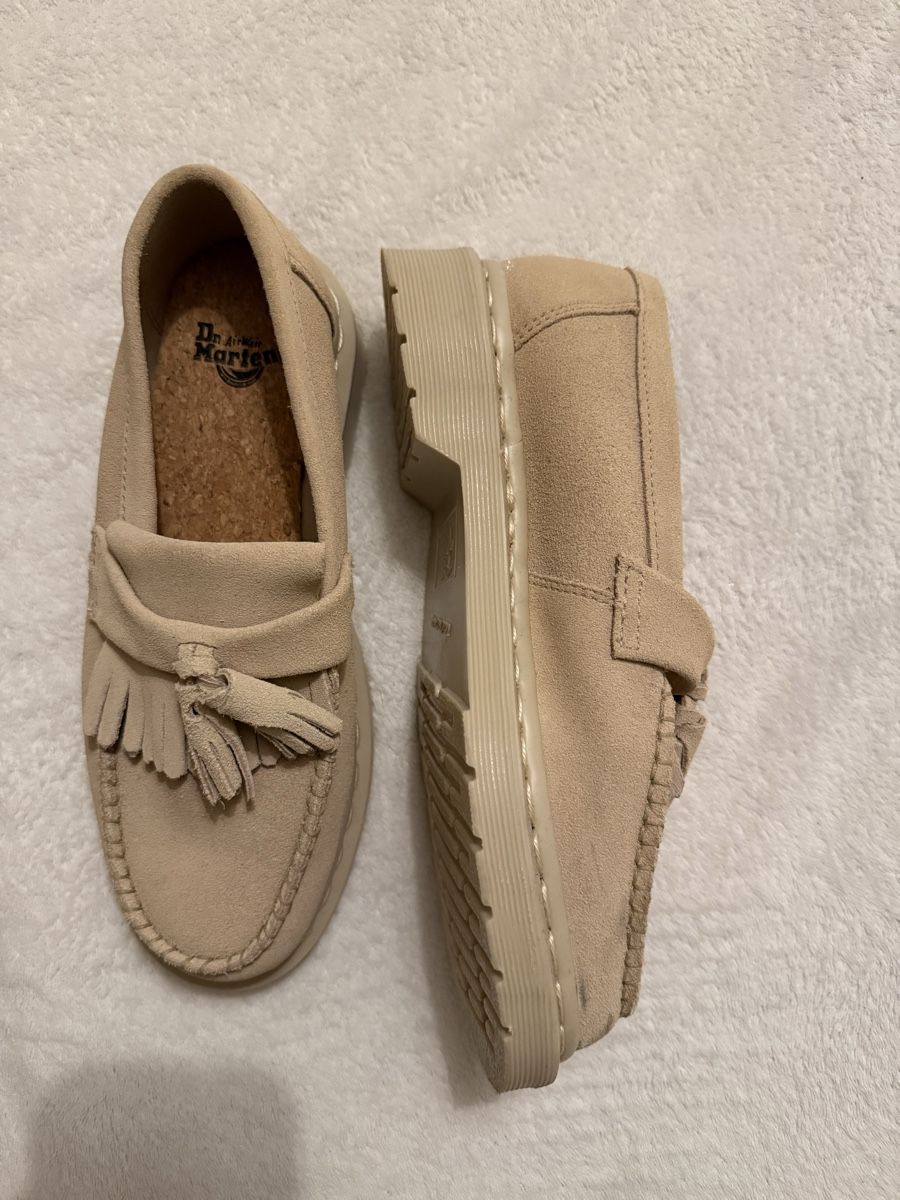 Dr. Martens Scarpe da donna: Dr. Martens Sand Wildleder Loafer – Nuovo (secondo la descrizione) da St. Moritz venduto da ari_9fcv 2