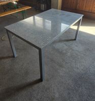 Tisch mit Keramikplatte