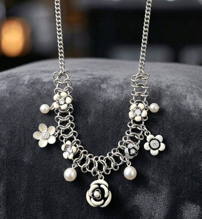 Catenine: Elegantes Collier mit Perlen & Blüten Design - A&C neu – Nuovo e nell'imballaggio originale da Uetikon am See venduto da Springdream 2