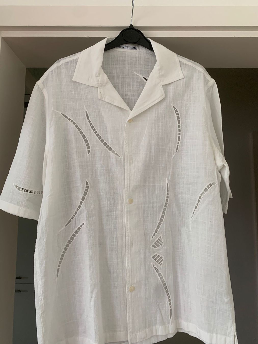 Zara Camicie: ZARA Weiss Sommer Hemd mit Cut-Outs Grösse S – Nuovo (secondo la descrizione) da Birsfelden venduto da alex4127
