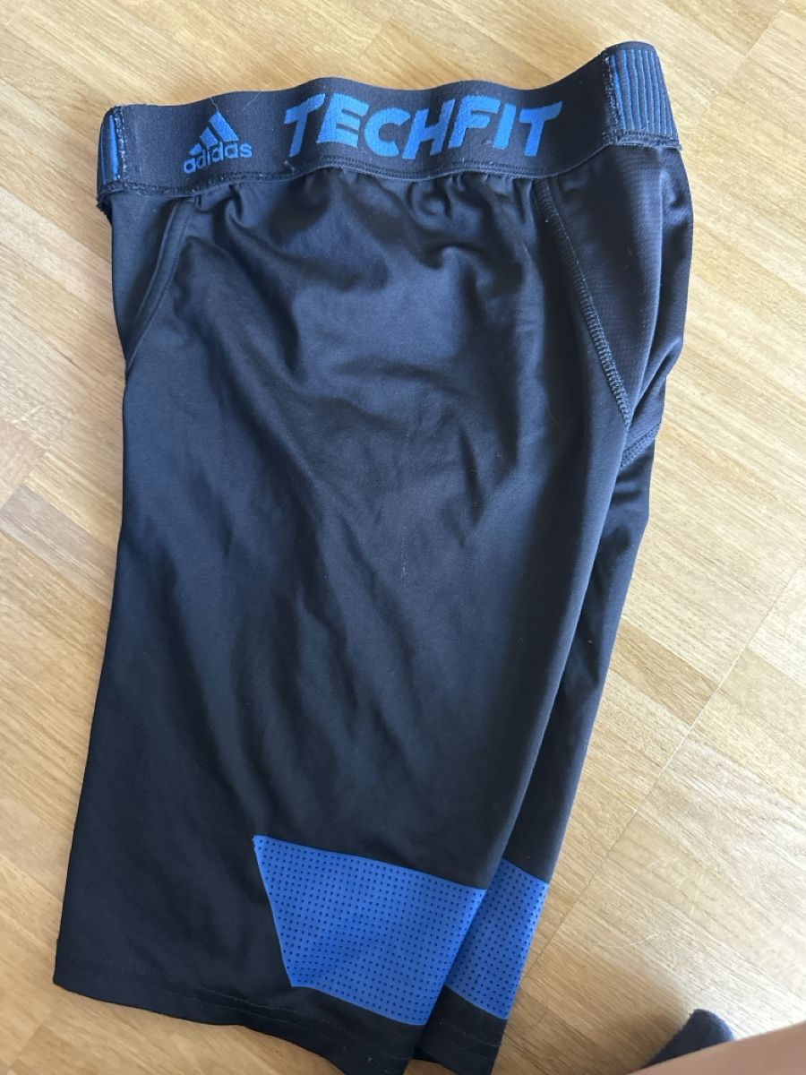 Biancheria intima: Adidas Techfit Kompressionsshorts Gr M  – Usato da Hombrechtikon venduto da SyrenaPears 2