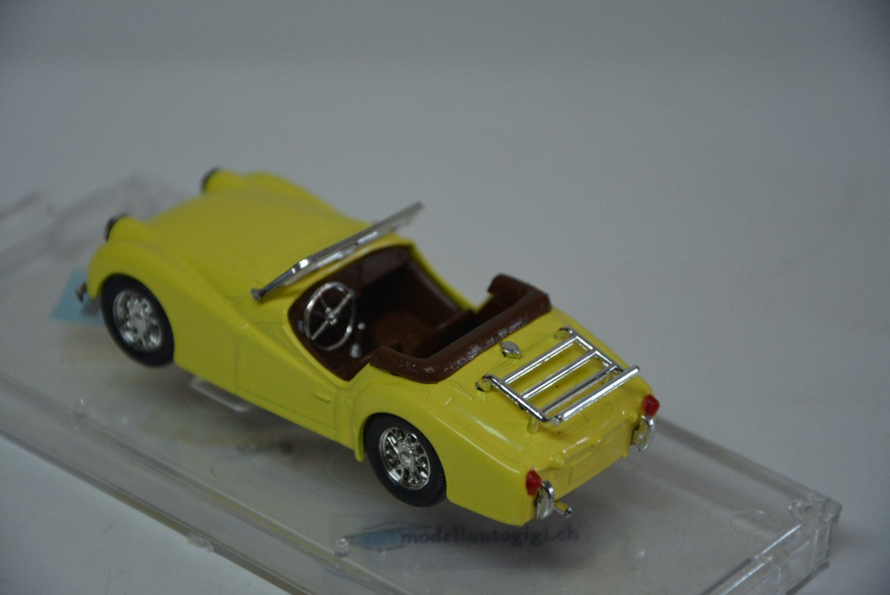 Triumph Modellini d'auto: Triumph TR3A 1958-61, Retro Vitese  1:43 – Nuovo e nell'imballaggio originale da Goldach venduto da Feivel9 8