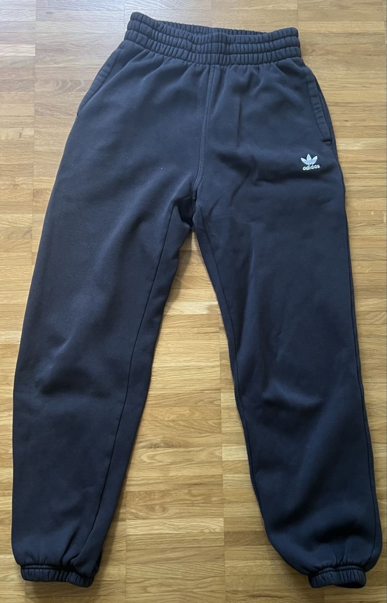 Adidas Hosen: Adidas Jogginghose – Gebraucht aus Weiach von deb_7zrg