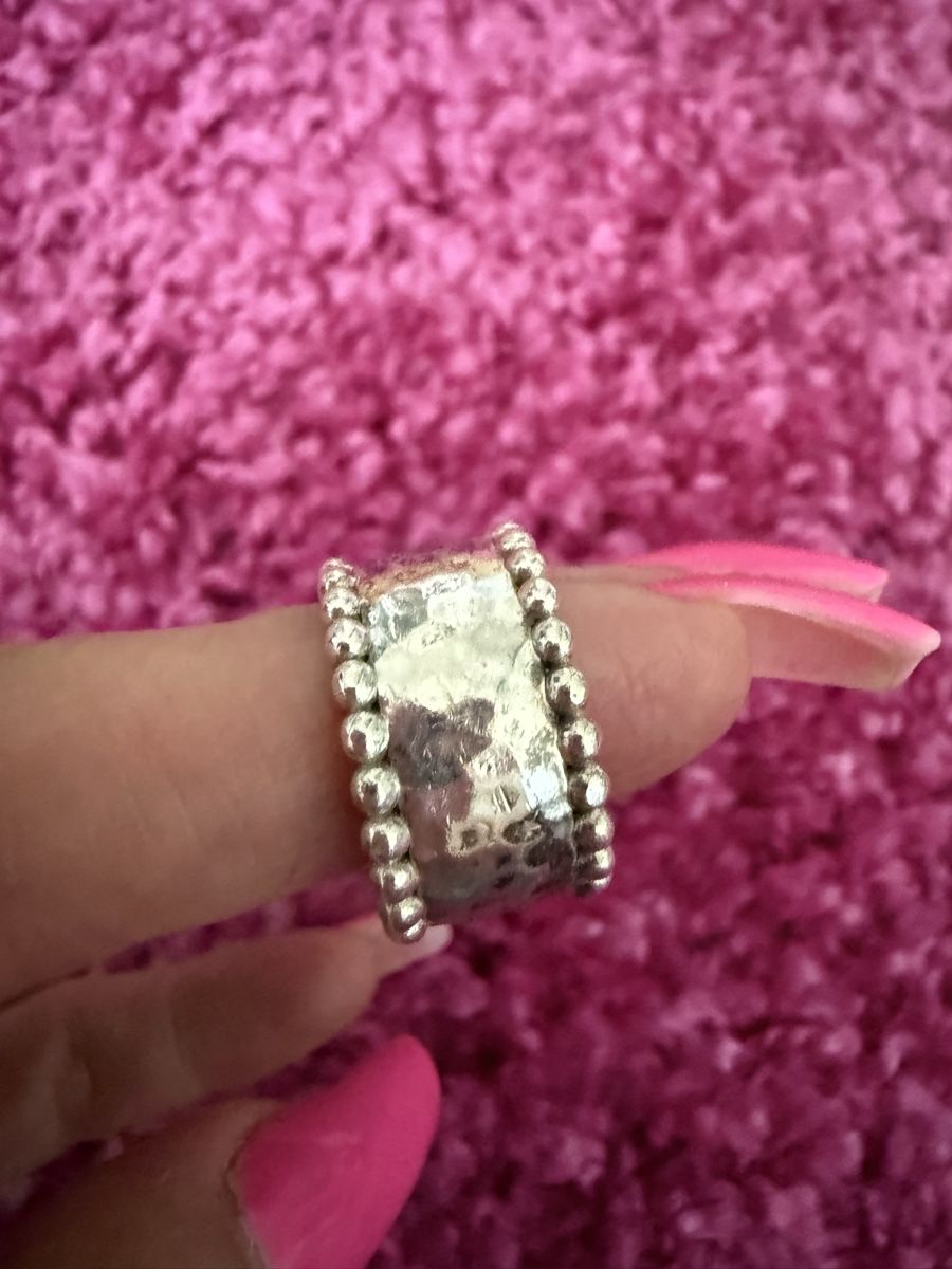 Pompidou Anelli: Pompidou Ring Silber Gehämmert Grösse 52 – Usato da Richterswil venduto da cobruetsch