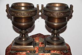 Paire de vases anciens en bronze .