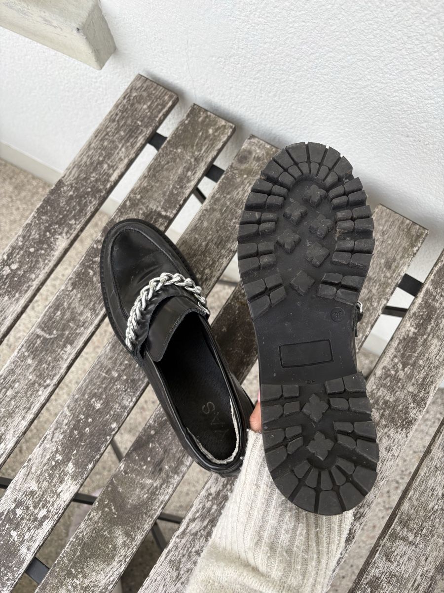 Damenschuhe: Y.A.S Loafer schwarz mit Kette  – Gebraucht aus Bern von mar_5bz9 3