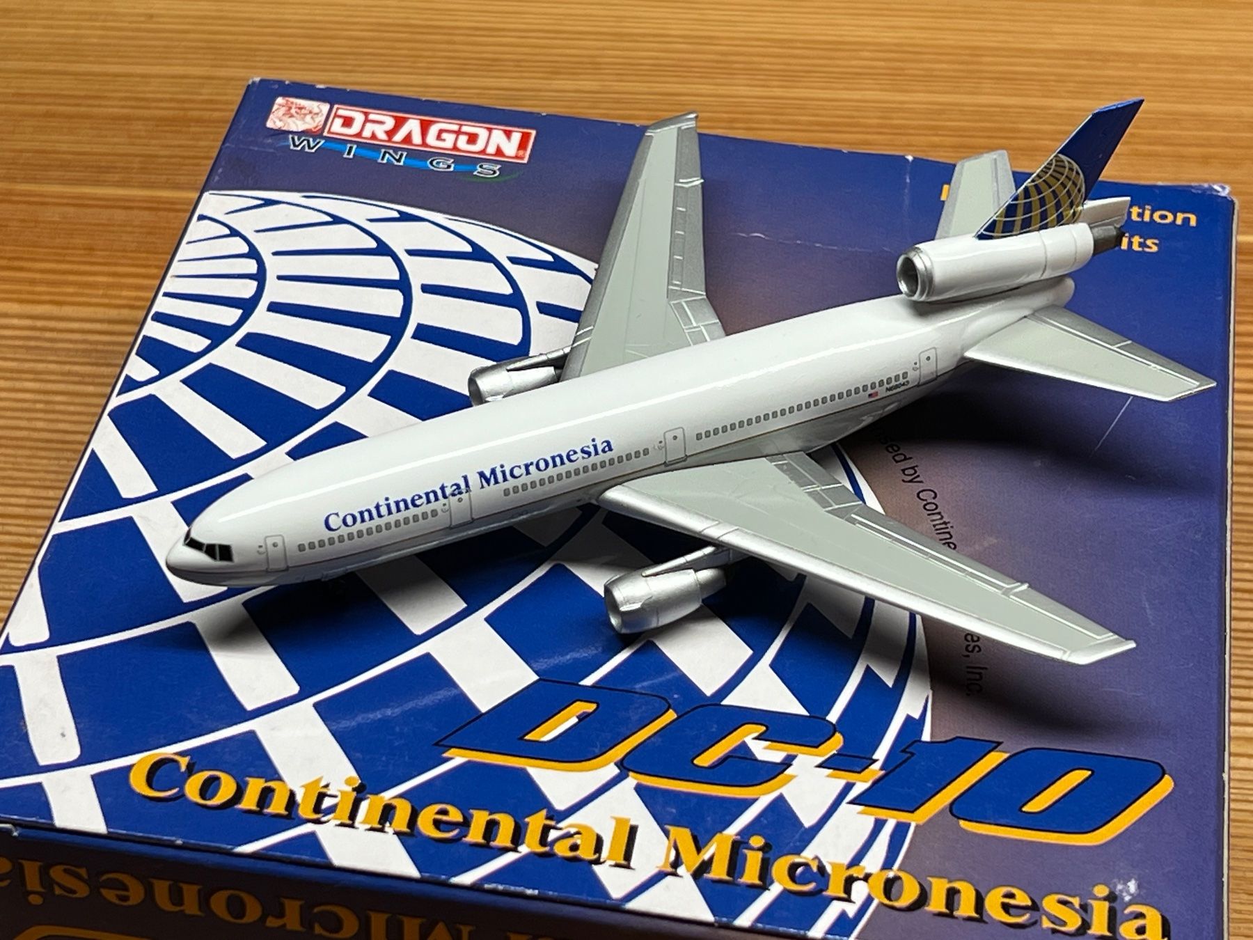 McDonnell Douglas Kit di modellismo & Modellini statici: 1:400 Dragon Wings Continental Micronesia DC-10 Flugzeugmode – Usato da Silvaplana-Surlej venduto da bkk 1