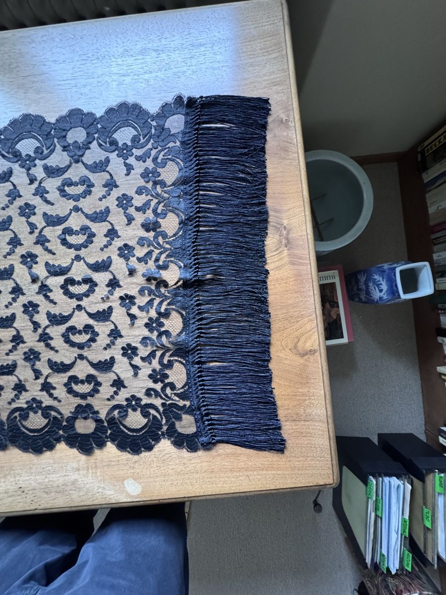 Tessuti: Schwarze Spitze mit Fransen, 160cm lang – Usato da Zürich venduto da 2013tg 3