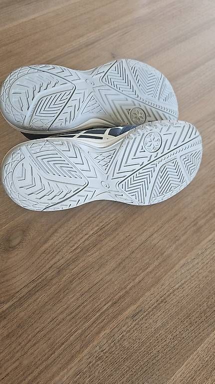 Chaussures garçon: Asics Hallenschuh Gr.34.5 – D'occasion à Wiedlisbach par Papillon83 1