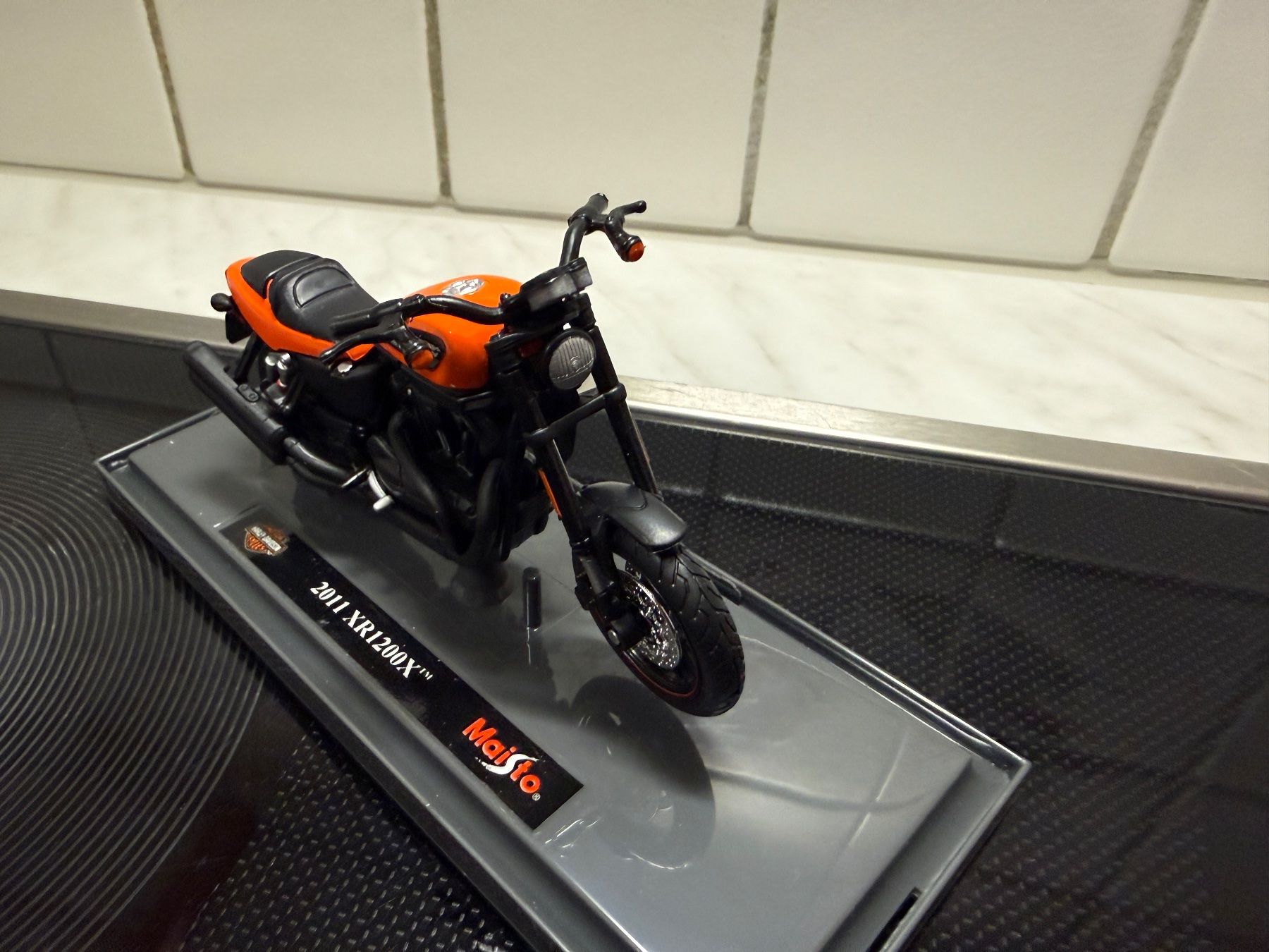 Maisto Voitures modèles: Harley Davidson 2011 XR 1200X orange 1/18 – Neuf avec emballage d'origine à Messen par Versber 3