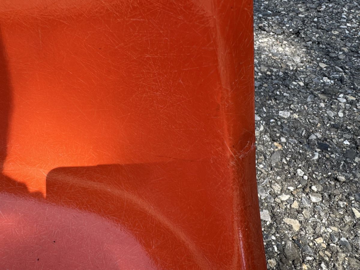 Stühle: 5 Eames Schalen Orange ab 1.- Defekt  – Gebraucht aus Grenchen von Design-Outlet 1