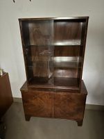 Antiker Schrank mit Glasschiebetüren