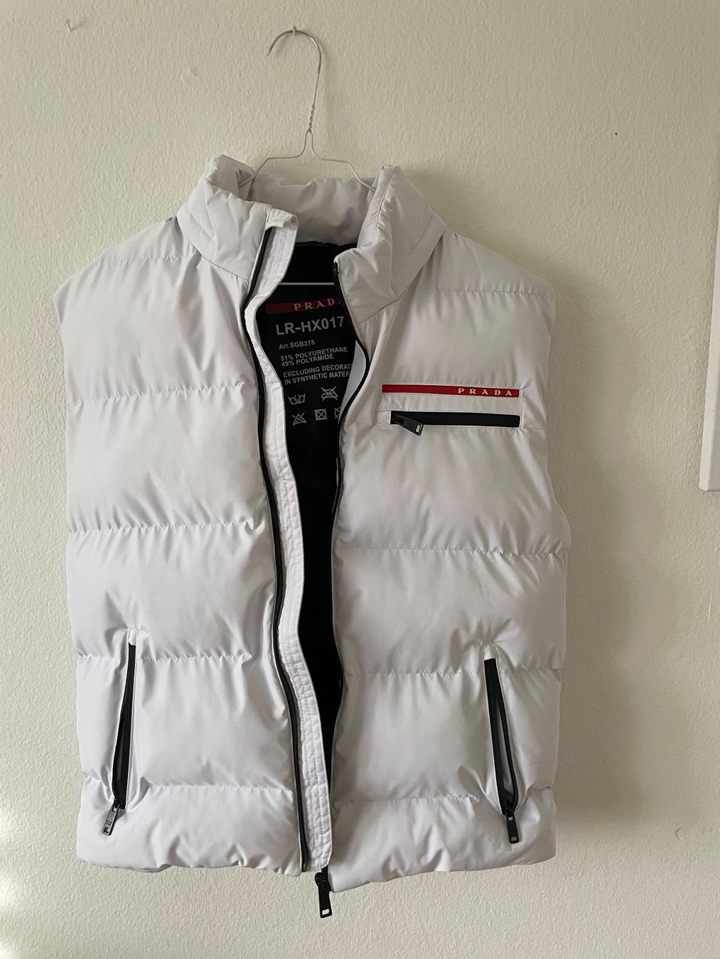 Prada Gilet & Giacche: Neue PRADA Weste Weiss – Nuovo e nell'imballaggio originale da Adliswil venduto da maximiliann
