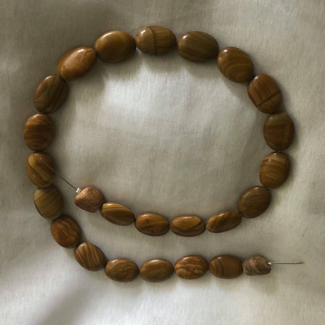 Pietre preziose: schöne "Jaspis Holz" Perlen oval 18mm - 1 Strang – Nuovo e nell'imballaggio originale da Ittenthal venduto da Hwaggis
