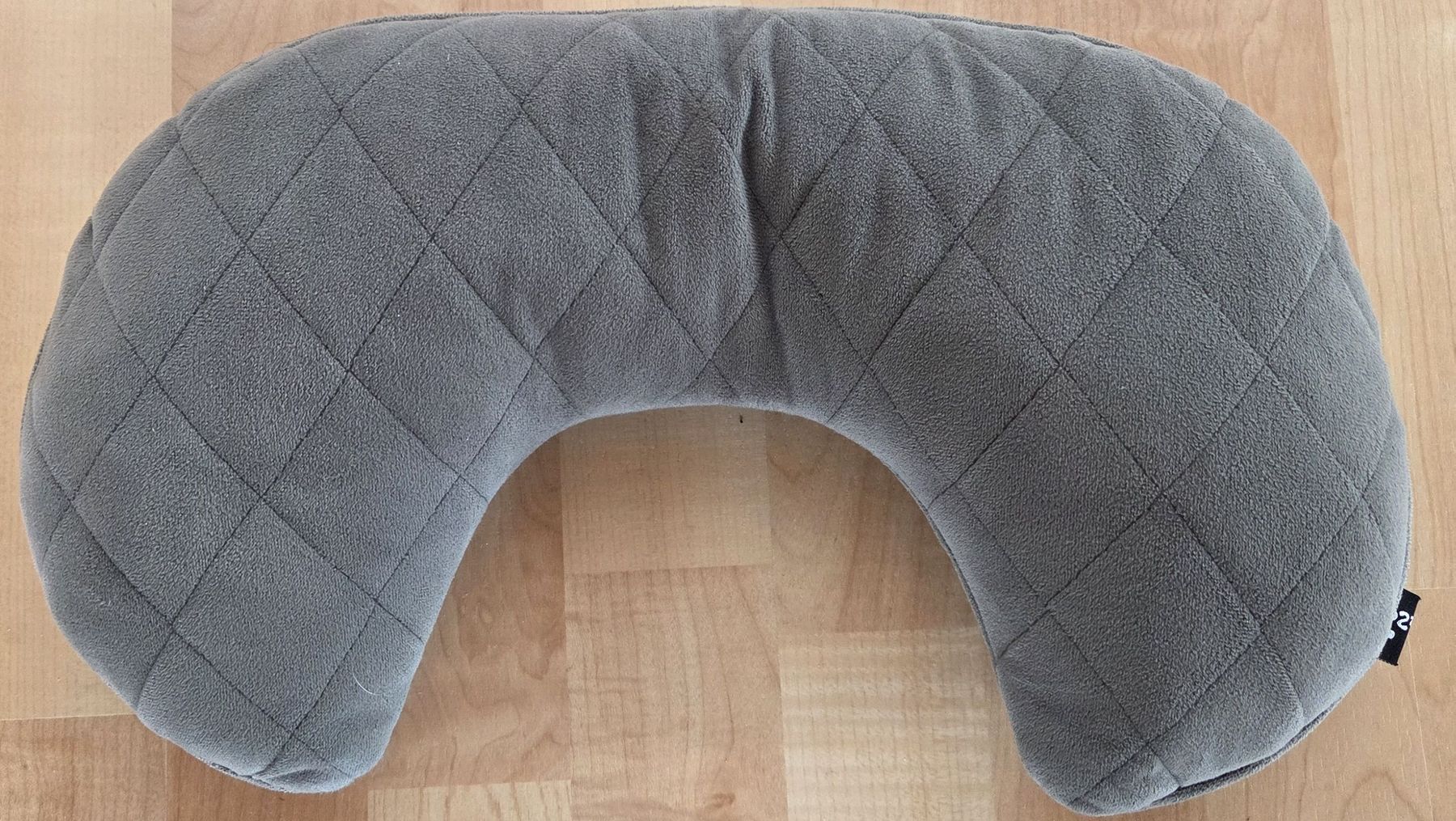 Kissen: Bequemes Nackenkissen, Grau. – Neu (gemäss Beschreibung) aus Tschingel von Olivia.S